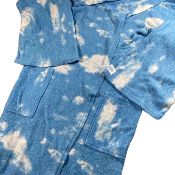 Snuggie blanket with arms cloud pattern pockets soft warm huge to wrap up in EUC - Picture 4 of 11